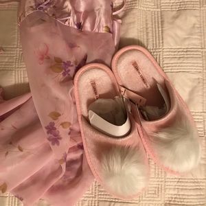 NWT Victoria’s Secret pink slippers SMALL